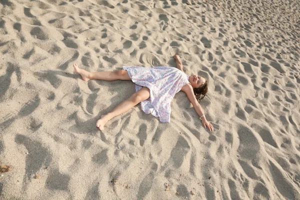 Jeune fille sur une mer — Photo