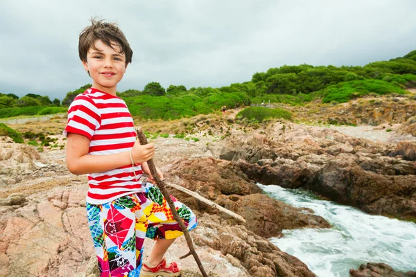 Kind spielt auf dem Meer — Stockfoto