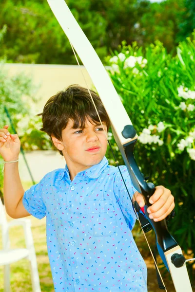 Menino brincando com arco — Fotografia de Stock