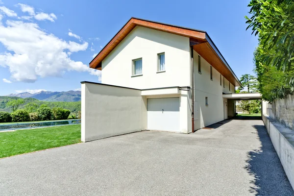 Beautiful family home — Stock Photo, Image