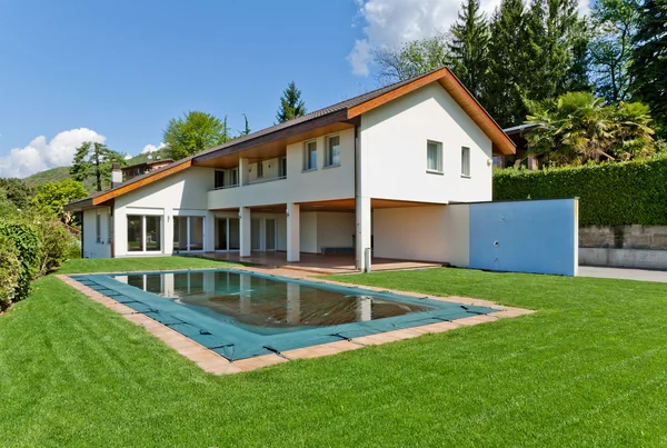 Schönes Einfamilienhaus — Stockfoto