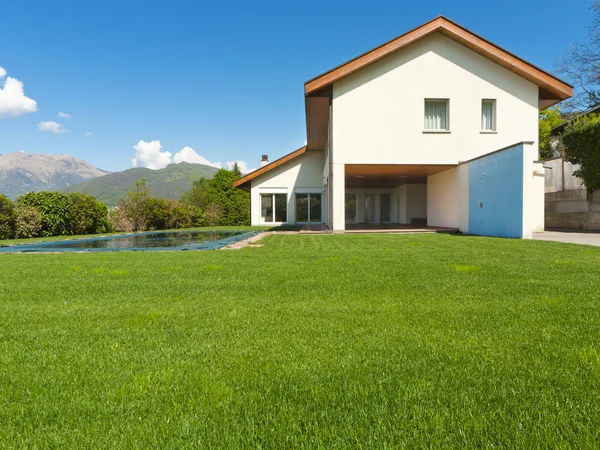 Hermosa casa familiar — Foto de Stock