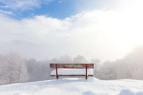 Banco em frente à paisagem de inverno — Fotografia de Stock