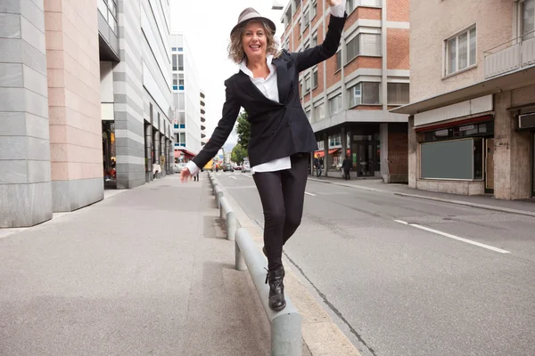 Woman in balance at the roadside — Stock Photo, Image