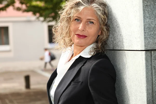 Woman posing outdoors — Stock Photo, Image