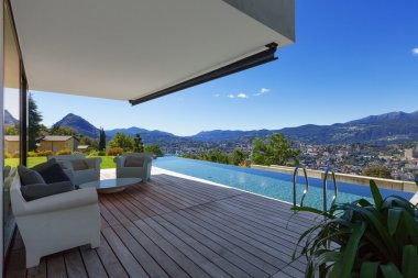 Dış havuzlu modern ev