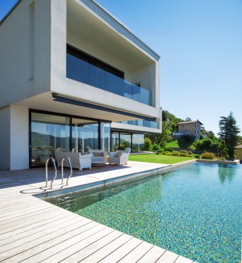 Havuz ve modern ev