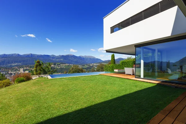 Luxury Villa with Infinity Pool — Stock Photo, Image