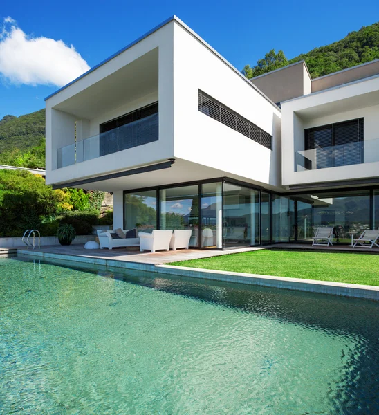 Pool und modernes Haus — Stockfoto