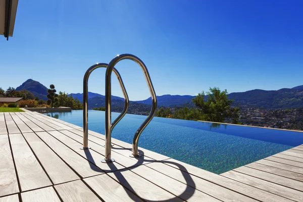 Agarrar las barras de escalera en la piscina — Foto de Stock