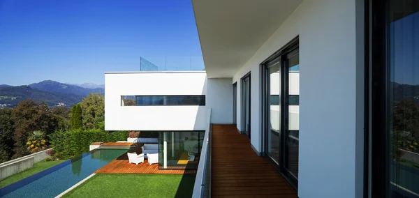 Casa moderna, con piscina — Foto de Stock