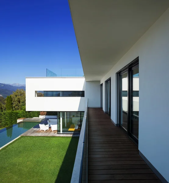 Casa moderna, com piscina — Fotografia de Stock