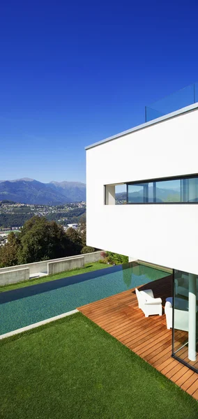 Casa moderna, com piscina — Fotografia de Stock