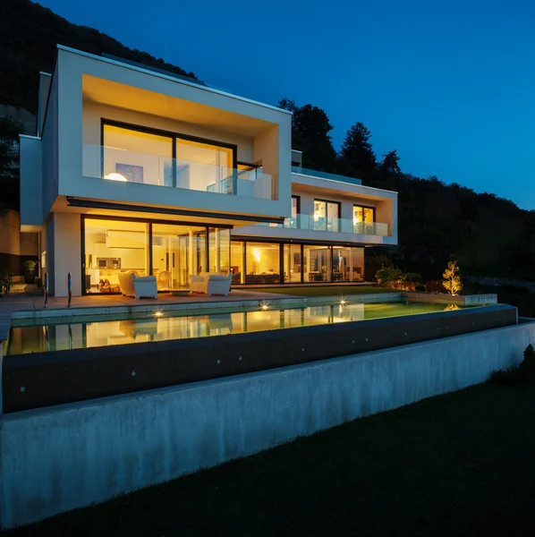 Casa moderna, con piscina —  Fotos de Stock