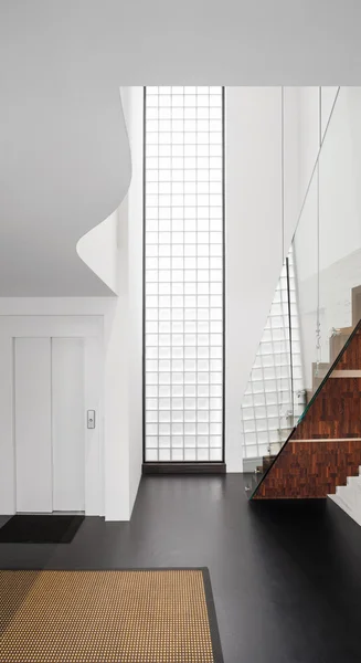Interior casa moderna, escalera —  Fotos de Stock