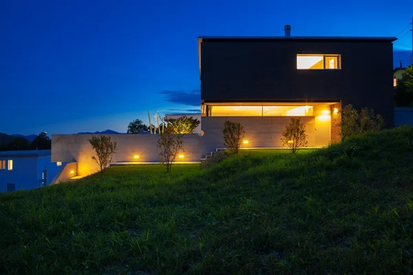 Tasarım villa, gece görünümü — Stok fotoğraf