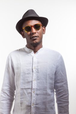 Afrikalı Çocuk beyaz keten gömlek