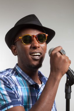 Afrikalı şarkıcı mikrofon ile
