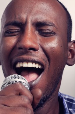 Afrikalı şarkıcı mikrofon ile