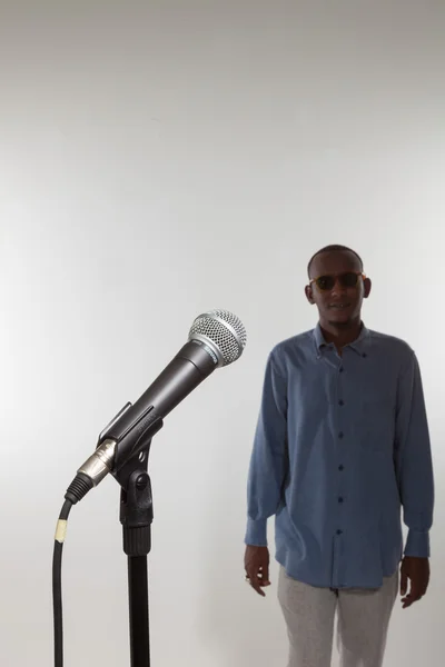 Αφρικανική τραγουδιστής με μικρόφωνο — Φωτογραφία Αρχείου