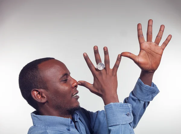 Giovane ragazzo africano con gesto beffardo — Foto Stock