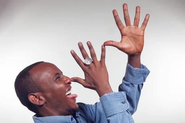 Afrikanischer Junge mit spöttischer Geste — Stockfoto