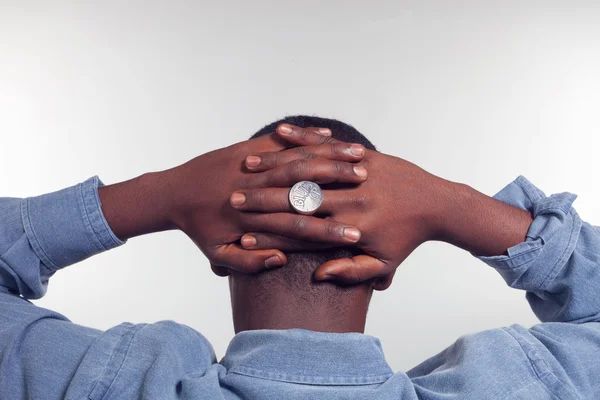 Uomo africano con le mani incrociate dietro la testa — Foto Stock