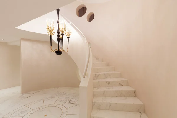 Мраморный пол и лестница — стоковое фото