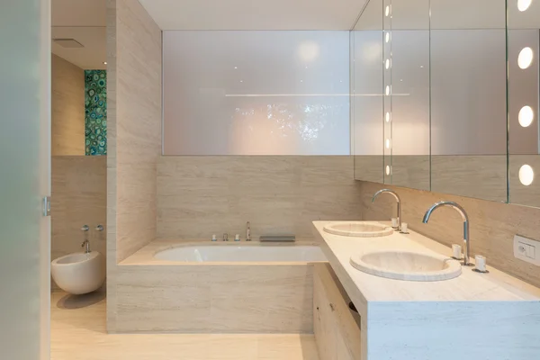 Минимальная роскошная ванная комната — стоковое фото
