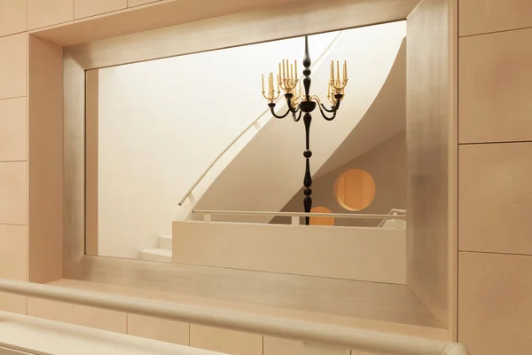 鏡の中のシャンデリアや階段 riflection — ストック写真