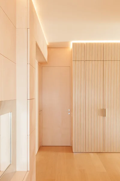 Gemütliches minimalistisches Interieur mit Türen — Stockfoto