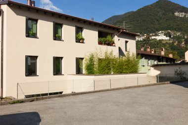 Bir binanın ön cephesi