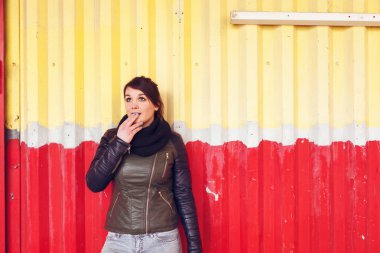 Genç kadın duvara poz