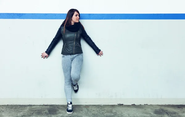 Mujer joven posando en la pared — Foto de Stock