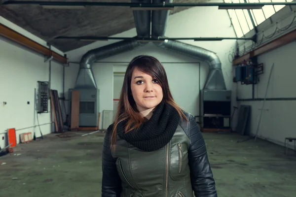 Mujer posando en un entorno industrial abandonado —  Fotos de Stock