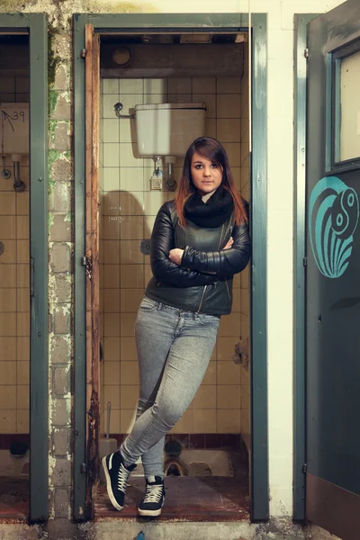 Frau posiert auf Toilette — Stockfoto