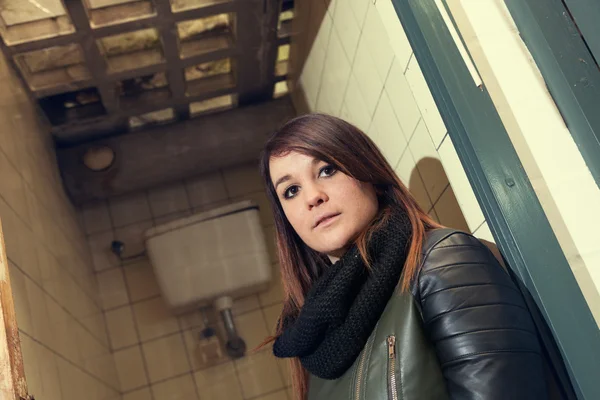 Femme posant dans les toilettes — Photo