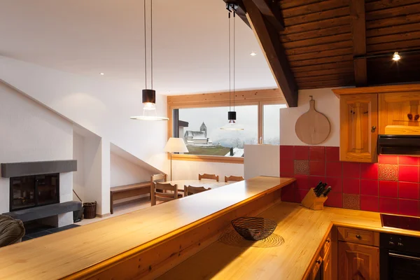 Güzel bir dağ evi, iç, iç mutfak — Stok fotoğraf