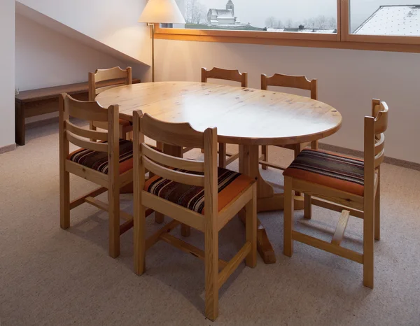 Interiér chaty, dřevěné jídelní stůl — Stock fotografie