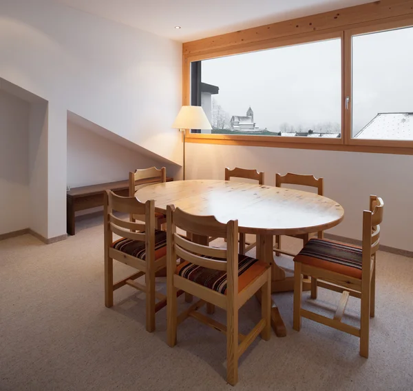 Chalet intérieur, table à manger en bois — Photo