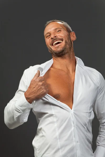 Adulto muscular homem mostrando seu peito — Fotografia de Stock