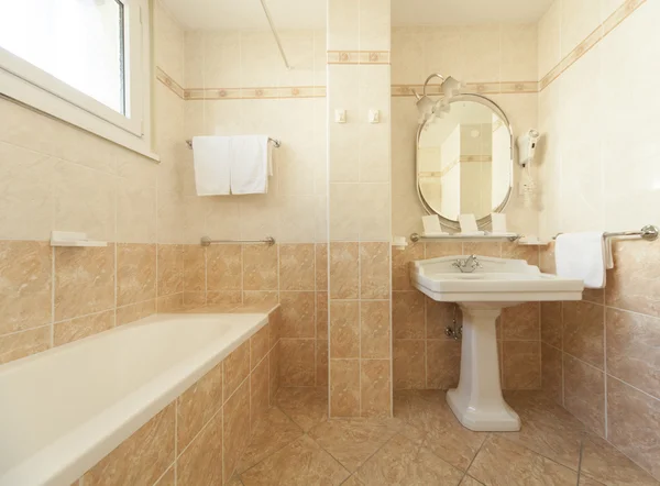 Ванная комната классического стиля — стоковое фото