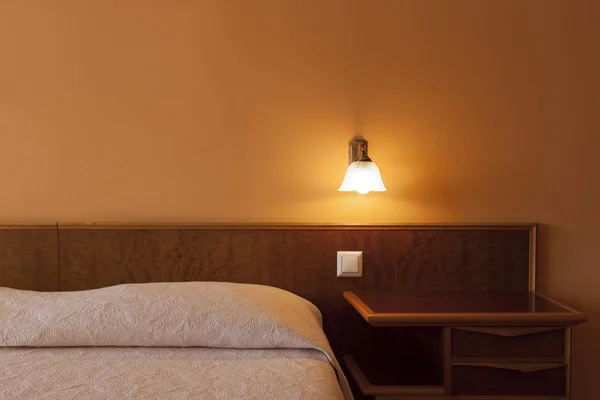 Detalle de un dormitorio con pantalla de lámpara —  Fotos de Stock