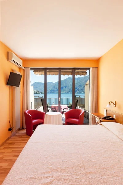 Bedroom with lake view — Stock Photo, Image