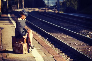 Bir tren bekleyen kadın