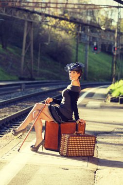 Bir tren bekleyen kadın