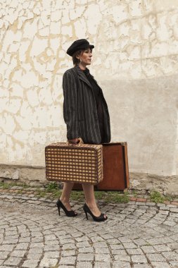 Bagaj ile yürüyen kadın