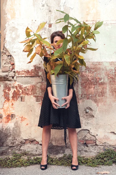 Frau in der Hand einer Vase — Stockfoto