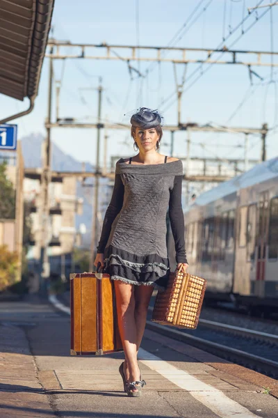 在火车站的古董行李箱的女人 — 图库照片
