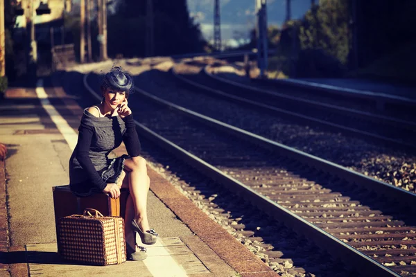 Frau wartet auf den Zug — Stockfoto
